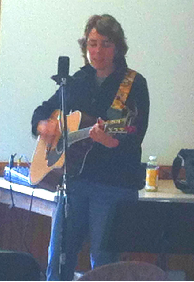 Heide Winzinger, an NJ born folk singer, performs at the Roundtable.